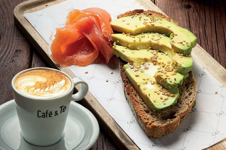 desayuno saludable aguacate salmón